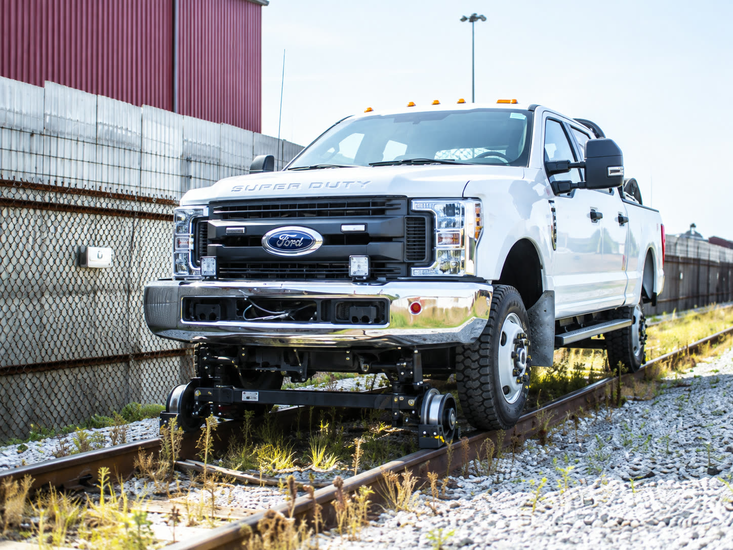 Camioneta hi-rail Ford Super Duty sobre vía