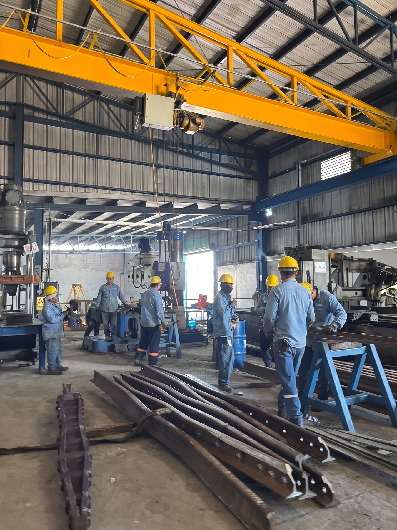 Equipo MACRO en la nave de Nuevo León
